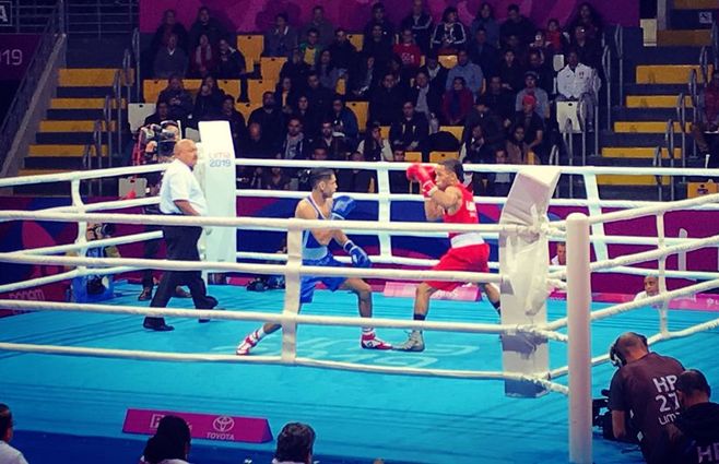 Fernández (de azul) ante el rival estadounidense. Perdería en los puntos. 