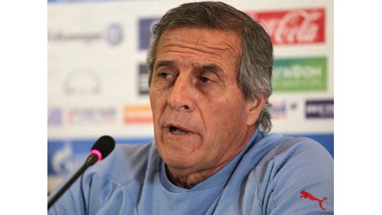 Tabárez probó con línea de tres en el fondo Celeste