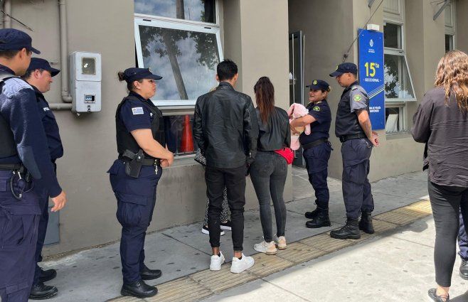 Foto: Nahuel Marichal, Subrayado. Policías hicieron recibimiento a la familia este viernes en la seccional.