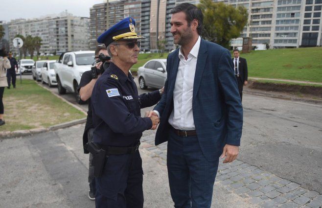 Foto: FocoUy, archivo. El ministro Nicolás Martinelli saluda al subdirector de la Policía, Jhonny Diego.