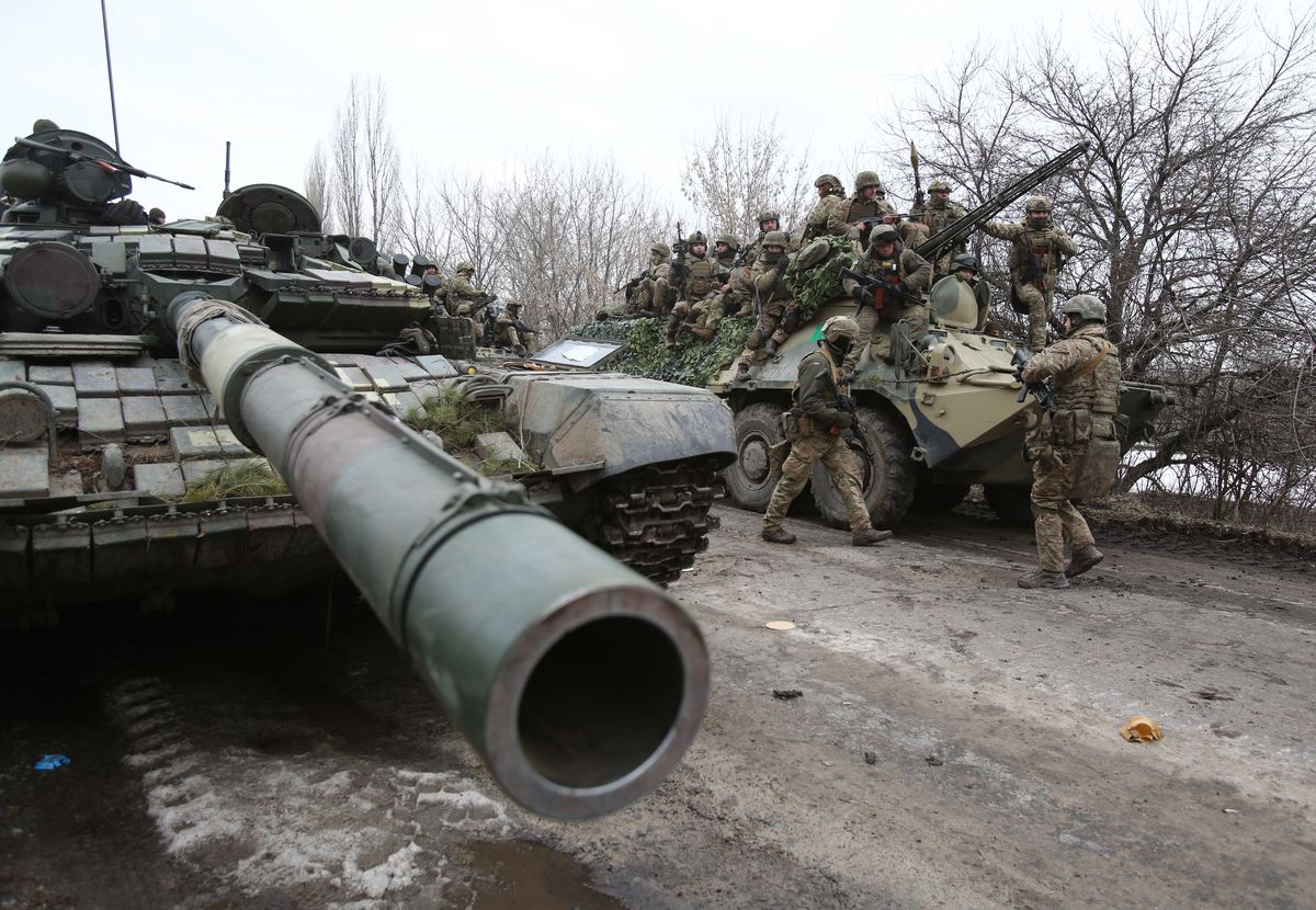 Militares ucranianosse preparan para repeler un ataque en la región ucraniana de Luganskel 24 de febrero de 2022.&nbsp;&nbsp;