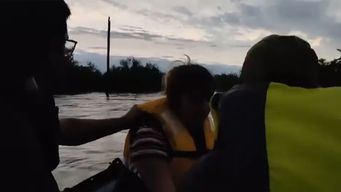 tres familias rescatadas tras ser sorprendidas por la crecida del rio rosario en colonia