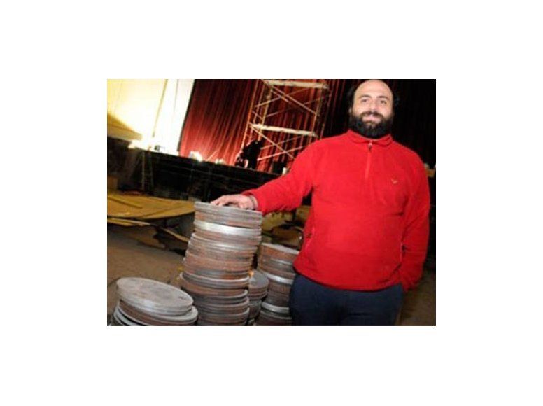 Todo pronto para reabrir cine cerrado en 1979, pero falta bombero