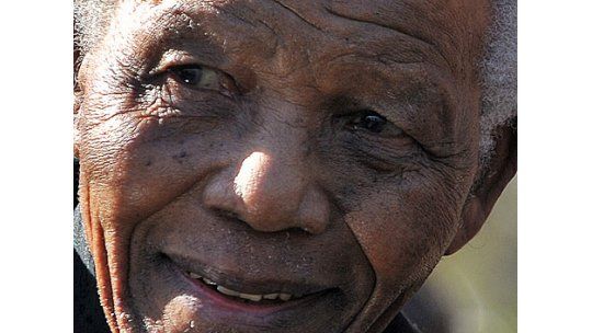 Mandela experimenta una mejoría tras cinco días en el hospital