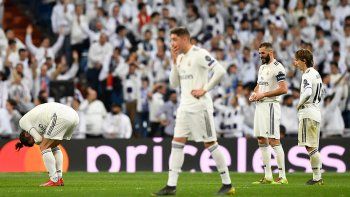 Foto: (AFP) Valverde se lamenta tras la derrota. Bale, Benzema y Modric sufren el final del partido ante Ájax.