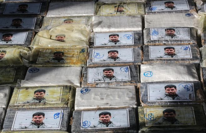 Foto: FocoUy. Operación Árabe, 29 de Marzo 2021. Incautación de mas de 600 kg de cocaína con al cara del Chapo Guzmán.