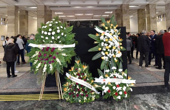 Lacalle Pou envió nota al FA por fallecimiento de Mariano Arana. Foto: Ofrenda floral en el velatorio de Arana (FocoUy).