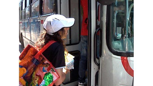 Vendedores y artistas callejeros deberán usar tarjetas magnéticas