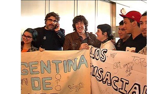 Fans del Cuarteto de Nos recibieron a la banda en el aeropuerto