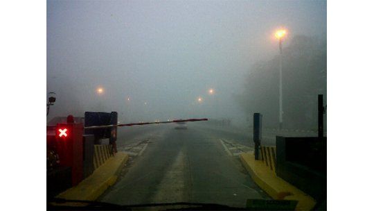 Puerto cerrado y aeropuerto “a mínimo” por niebla en Montevideo
