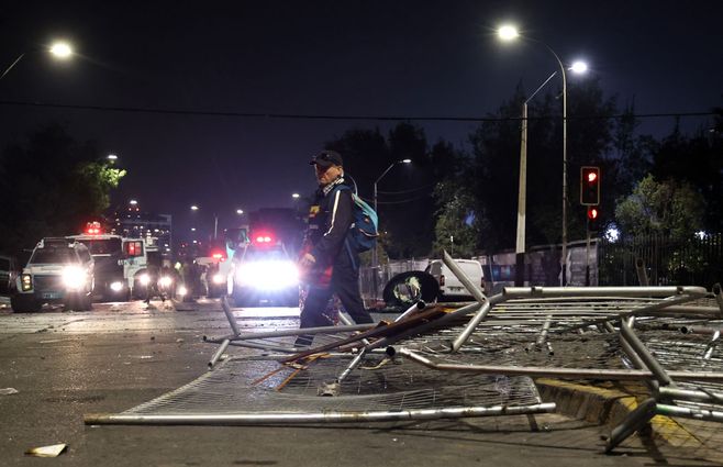 Hinchas de Colo Colo murieron tras una estampida al ingreso del Estadio Monumental de Santiago de Chile. AFP