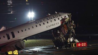 Así quedó el avión tras chocar de frente contra el camión de bomberos. Foto: AFP