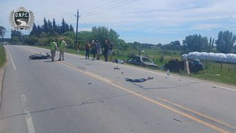 siniestro frontal grave entre auto con trailer y una moto en el colorado