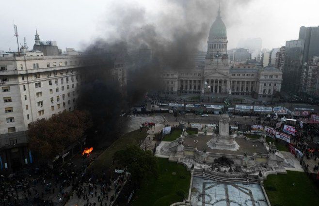 Foto: Tomás Cuesta / AFP. Incidentes frente al Congreso, en Buenos Aires, el 12 de junio de 2024.