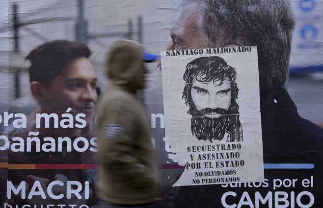 Los carteles de la fórmula Macri-Pichetto tapados por nuevos afiches del Caso Maldonado.&nbsp;