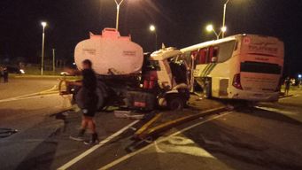 tres personas graves en siniestro entre omnibus interdepartamental y camion en vergara