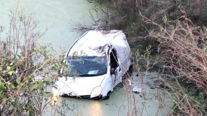 conductor se salvo de milagro tras despistar y terminar en un tajamar