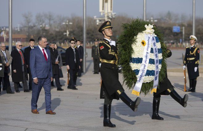 El martes Orsi realizó una ofrenda floral en nombre de Uruguay en el Monumento a los Héroes Nacionales. Foto. Presidencia.