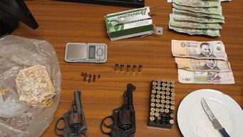 hombre detenido y dos revolveres incautados tras disparos en la calle