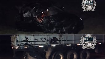 La camioneta donde viajaba la mujer como acompañante (arriba), y el camión contra el que chocó (abajo). Fotos: Policía Caminera.