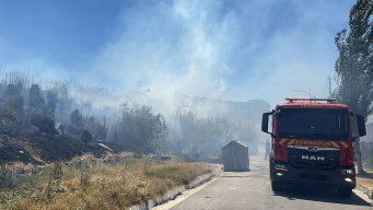 Foto: Mª. Eugenia Scognamiglio, Subrayado. Bomberos trabaja en incendio en Malvín Norte.