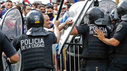 disturbios y empujones entre fanaticos de maradona y la policia