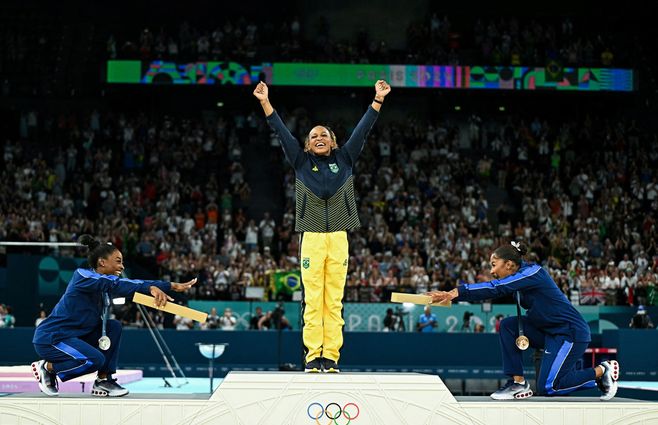 Rebeca-Andrade-Simone-Biles-París-2024-AFP.jpg