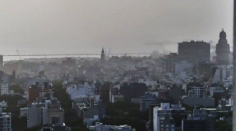 Foto aérea de Montevideo, desde la torre de Canal 10, este martes cuando ingresó la nube de polvo.