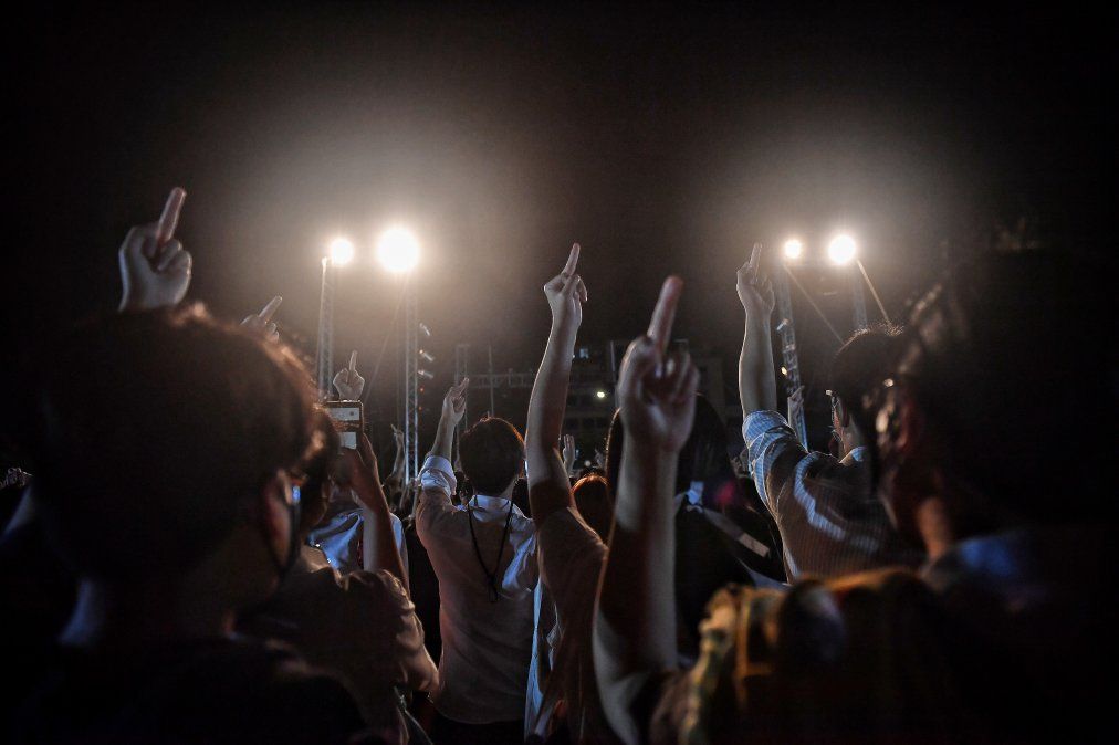 Manifestantes levantan el dedo medio hacia el primer ministro de Tailandia, Prayut Chan-O-Cha, durante una manifestación contra el gobierno en la Universidad Mahidol en Nakhon Pathom. 