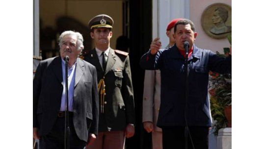 Con la suerte de Chávez está la suerte de muchos, dijo Mujica