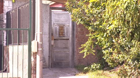 Joven fue asesinado en su casa, le dispararon desde afuera y a través de una puerta de madera