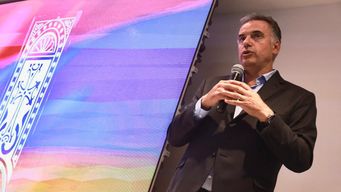 Yamandú Orsi durante el discurso en el acto por los 110 años del Genocidio Armenio. Foto: Foco UY