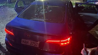 Foto cedida a Subrayado. El auto baleado, abandonado por los delincuentes.