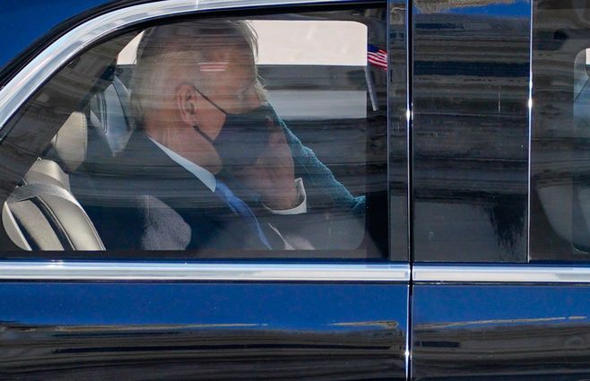 Biden-en-el-auto-AFP.jpg