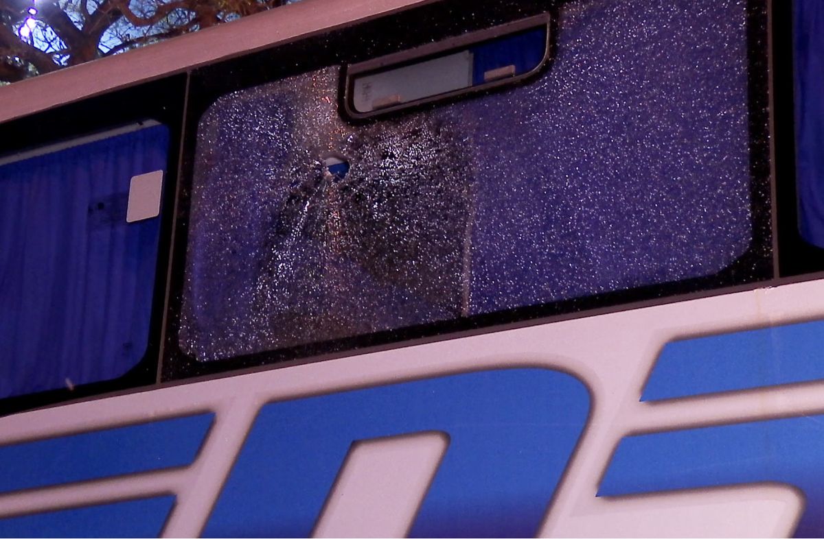 Foto: Subrayado. Ómnibus de utilería de Botafogo, con vidrio astillado; no hubo heridos. Foto: Subrayado. Ómnibus de utilería de Botafogo, con vidrio astillado; no hubo heridos.