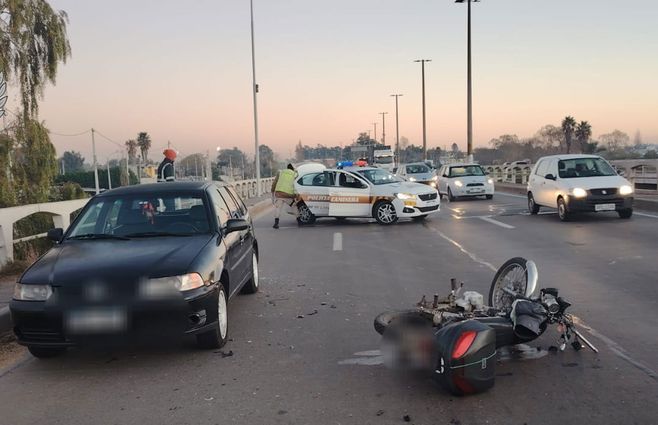 Motociclista grave tras chocar con un auto. Foto: Policía Caminera.