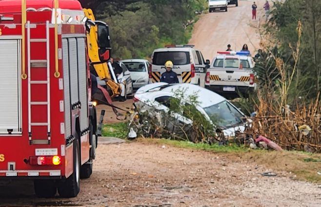 El momento en que sacan el auto. Foto: Eduardo Castro, corresponsal de Subrayado.
