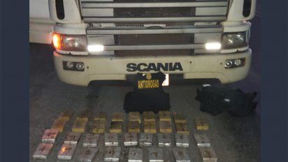 tres paraguayos detenidos con 35 kilos de cocaina; la transportaban en dos camiones