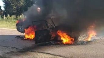 un auto se prendio fuego en un camino paralelo a ruta 5