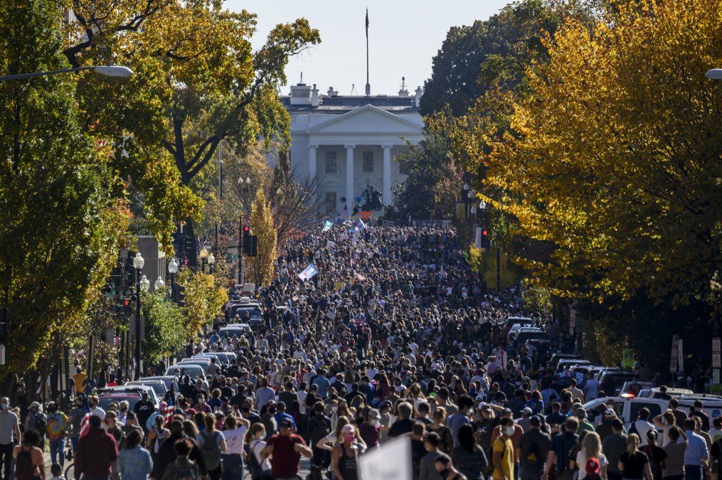 La gente celebra en la plaza Black Lives Matter frente a la Casa Blanca en Washington.