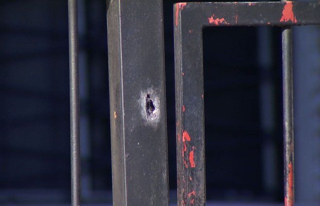 Foto: Subrayado. Impacto de bala en el frente de la vivienda donde estaba el niño de 4 años.