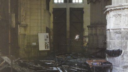 un hombre detenido tras incendio en catedral de nantes