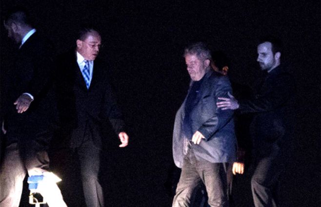 Lula rumbo a su celda en Curitiba