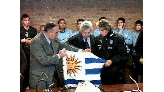 Entregaron el Pabellón nacional a delegación de la Copa América