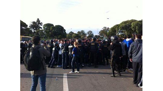 Forcejeos, avalancha e hinchas de Boca detenidos en la previa