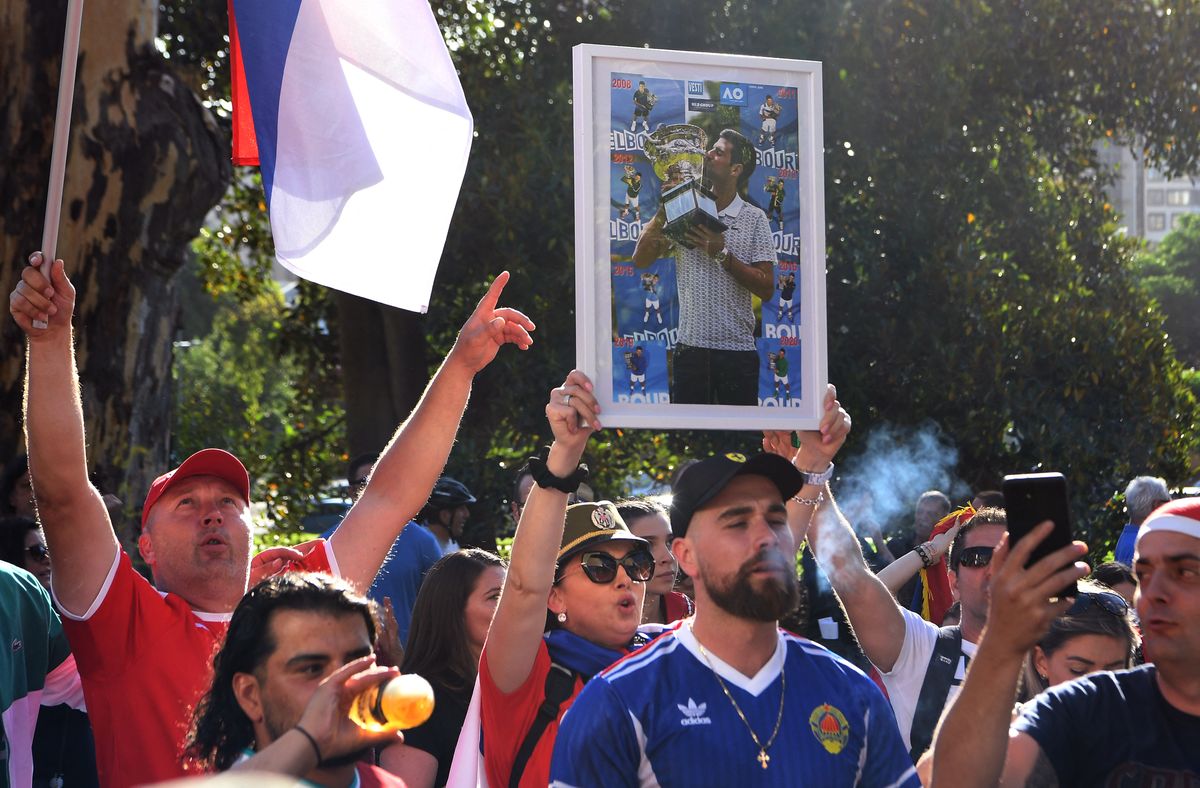 Australia indica que tenista Djokovic no está vacunado, antes de audiencia que definirá su futuro