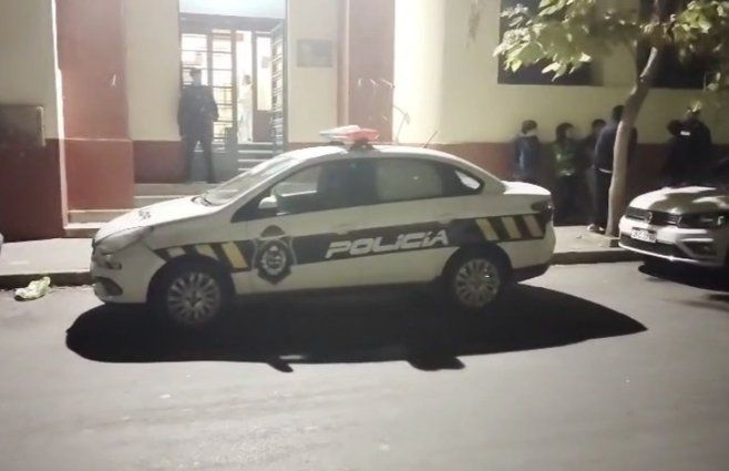 Foto: Subrayado. Policía en la noche del jueves, en la puerta de la UTU Fray Bentos.