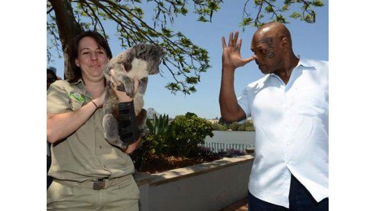 Mike Tyson se asusta con un koala en Australia