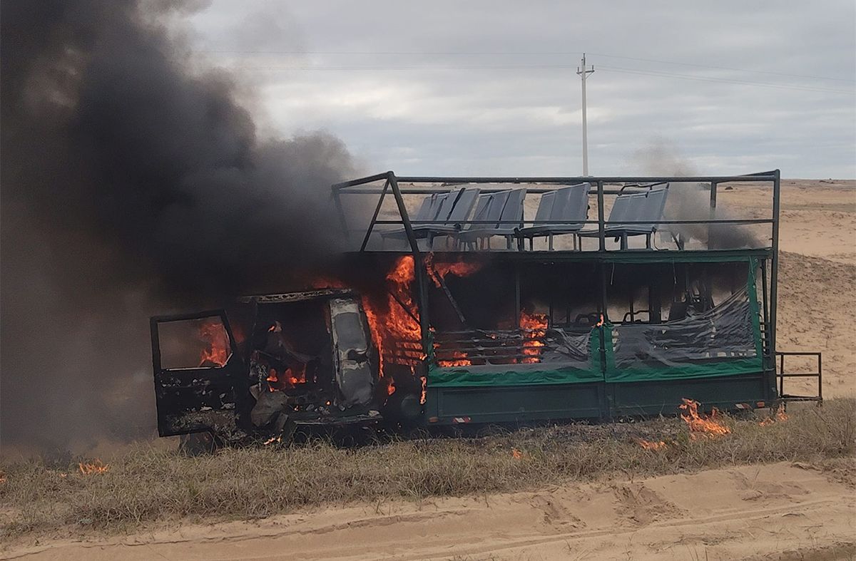 Incendio afectó camión de transporte de pasajeros en Cabo Polonio cuando llevaba a unas 16 personas