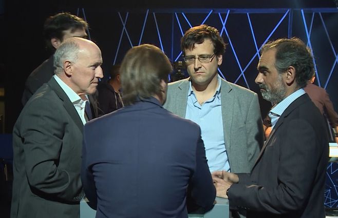 Foto: Aparicio Ponce de León (de frente a Lacalle Pou) en uno de los debates presidenciales.